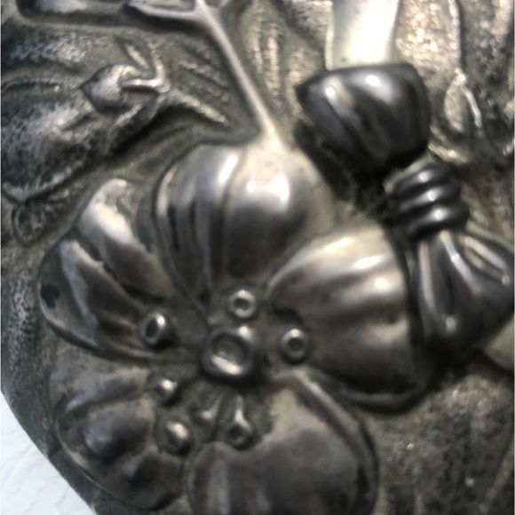 Vintage Heart-Shaped Silver Pewter Floral Trinket Box - Picture 4 of 6